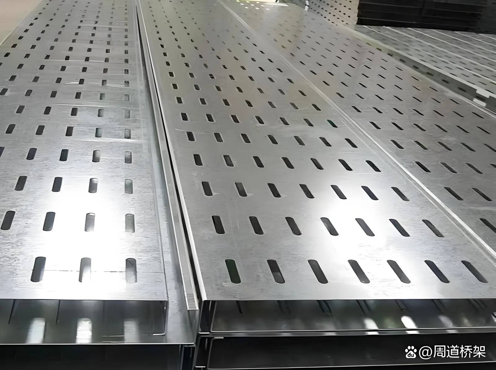 托盘式桥架产品图1